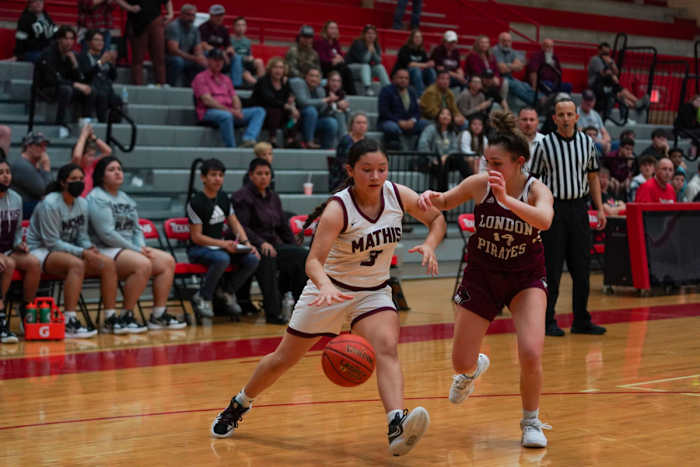 mathis-london-girls-basketball-playoffs00105